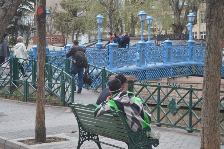 Eskişehir’de kısıtlamayı hiçe sayanlar Porsuk Çayı kenarına akın etti