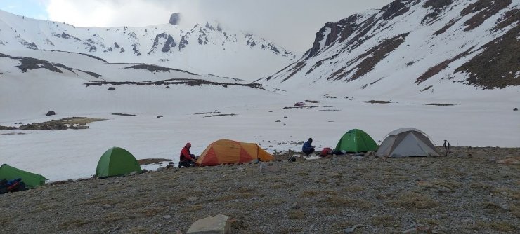 Dağcılar 23 Nisan coşkusunu Erciyes’in zirvesinde yaşadı