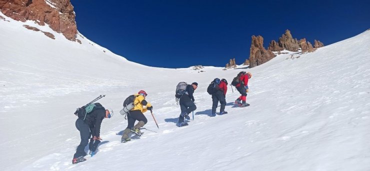 Dağcılar 23 Nisan coşkusunu Erciyes’in zirvesinde yaşadı