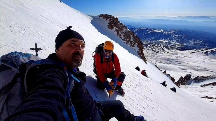 Dağcılar 23 Nisan coşkusunu Erciyes’in zirvesinde yaşadı