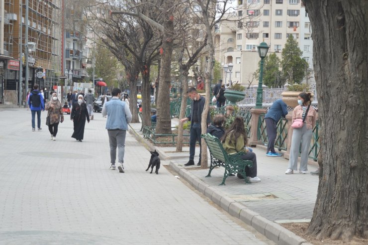 Eskişehir’de kısıtlamayı hiçe sayanlar Porsuk Çayı kenarına akın etti