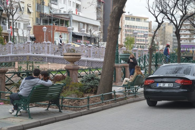 Eskişehir’de kısıtlamayı hiçe sayanlar Porsuk Çayı kenarına akın etti