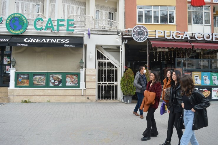 Eskişehir’de kısıtlamayı hiçe sayanlar Porsuk Çayı kenarına akın etti