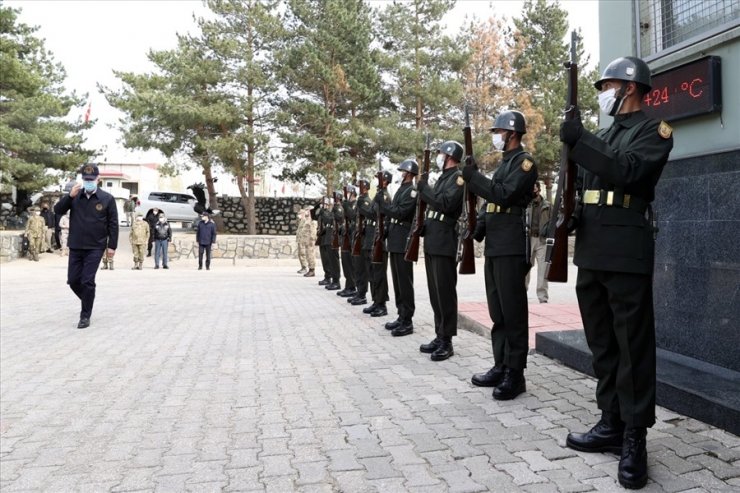 Bakan Akar, Pençe-Şimşek ve Pençe-Yıldırım operasyonları için Hakkari’ye harekat merkezine gitti