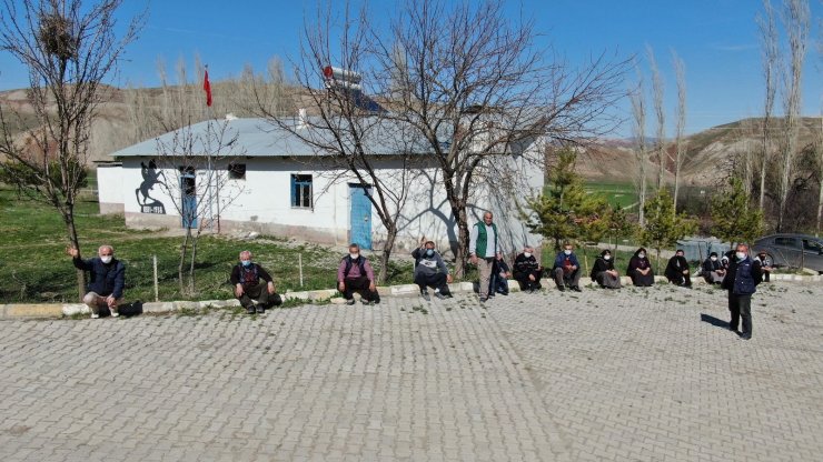 İstanbul’dan kaçıp sığındıkları köylerine Covid-19’u sokmadılar