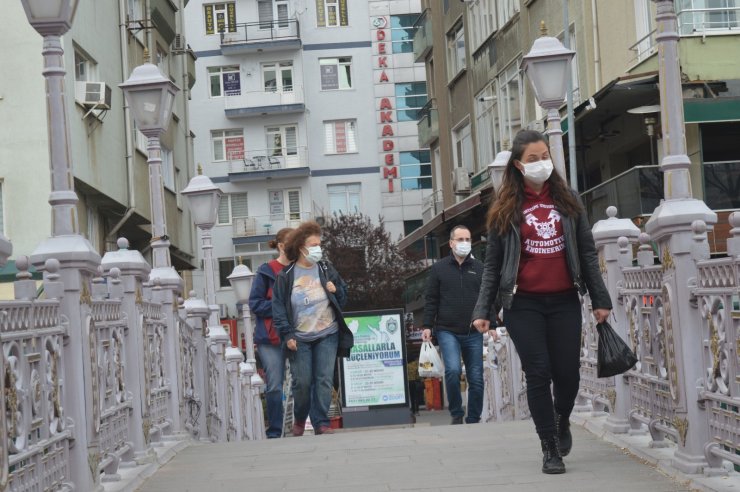 Eskişehir’de kısıtlamayı hiçe sayanlar Porsuk Çayı kenarına akın etti