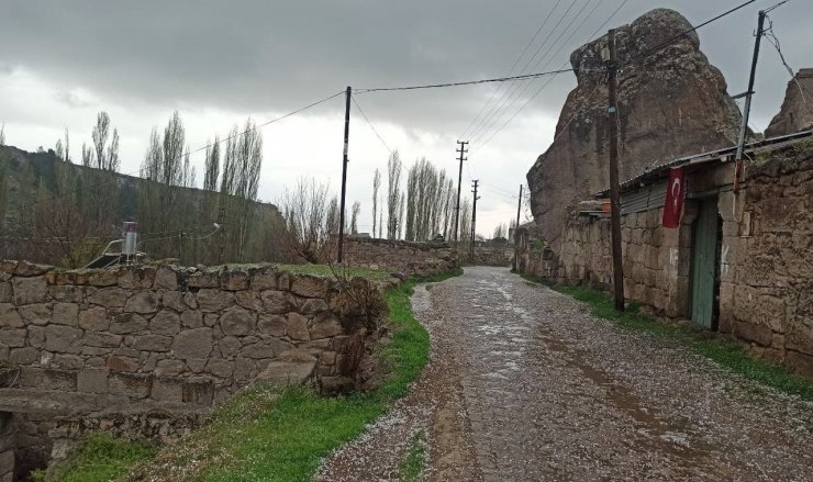 Aksaray’ın Güzelyurt ilçesinde dolu yağışı