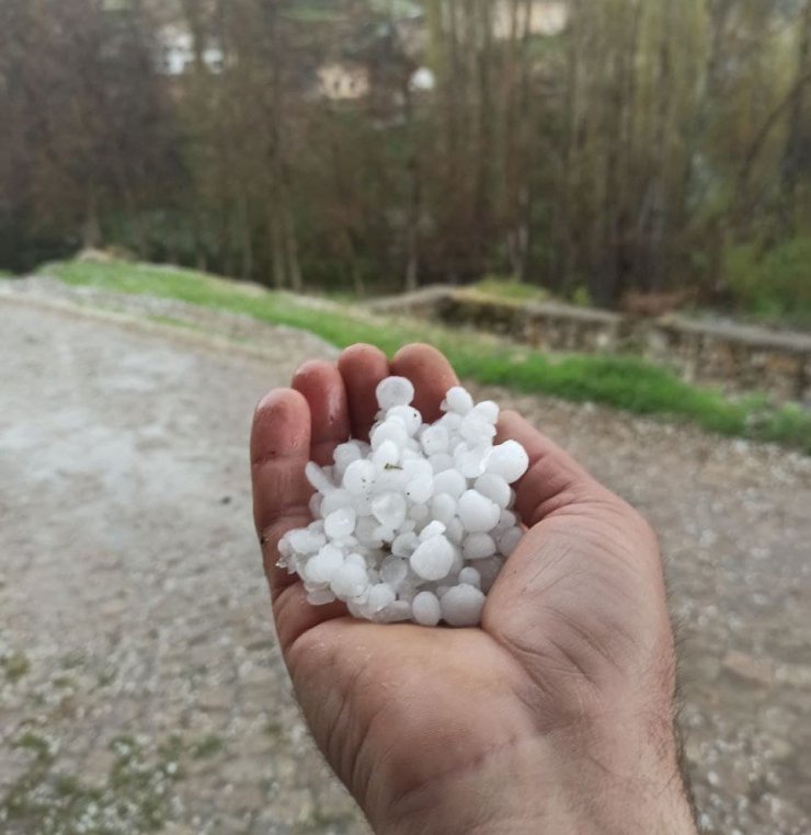 Aksaray’ın Güzelyurt ilçesinde dolu yağışı