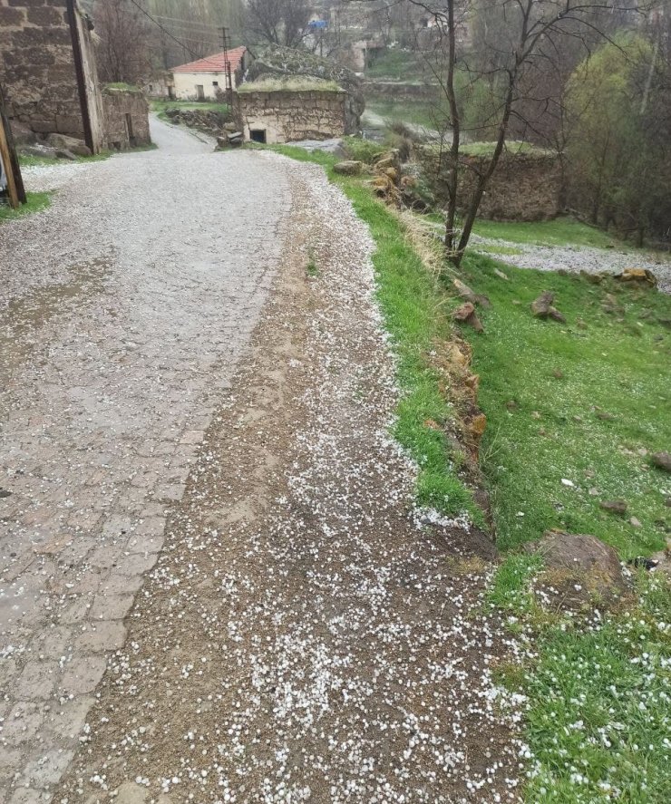 Aksaray’ın Güzelyurt ilçesinde dolu yağışı