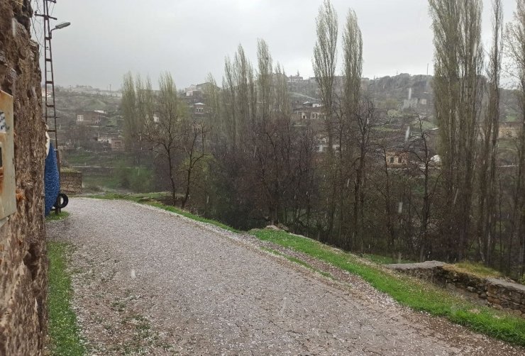 Aksaray’ın Güzelyurt ilçesinde dolu yağışı