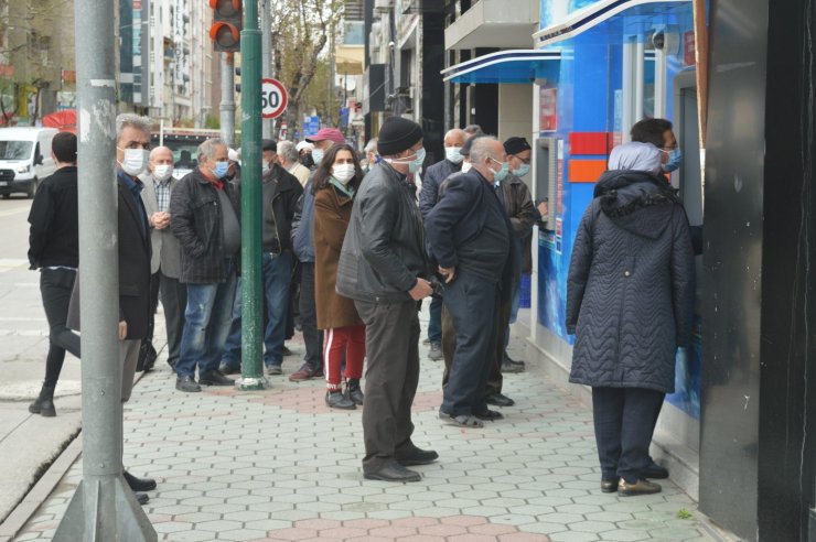 Bankalarda ‘kısıtlama kuyruğu’