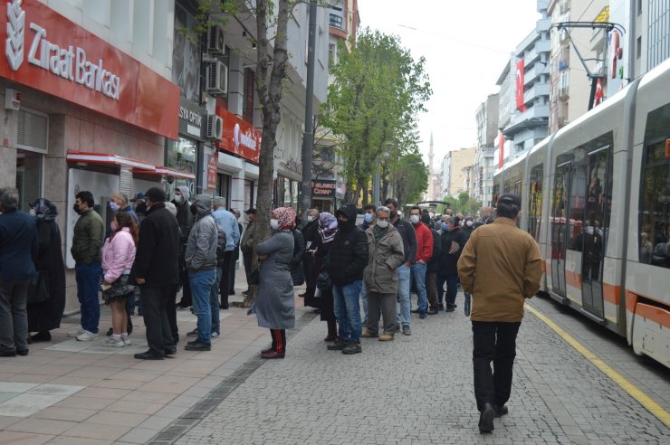 Bankalarda ‘kısıtlama kuyruğu’