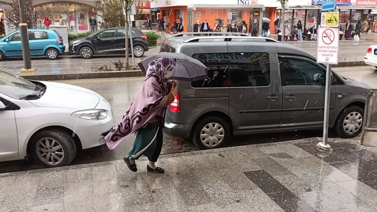 Kırşehir’de ’kırk ikindi’ yağışları on dakikada hayatı felç etti