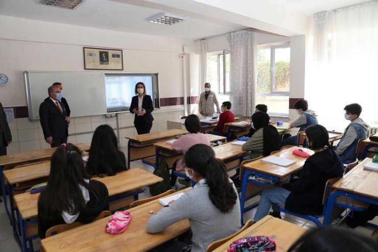 Vali Becel, haftaya okul ziyaretleri ile başladı