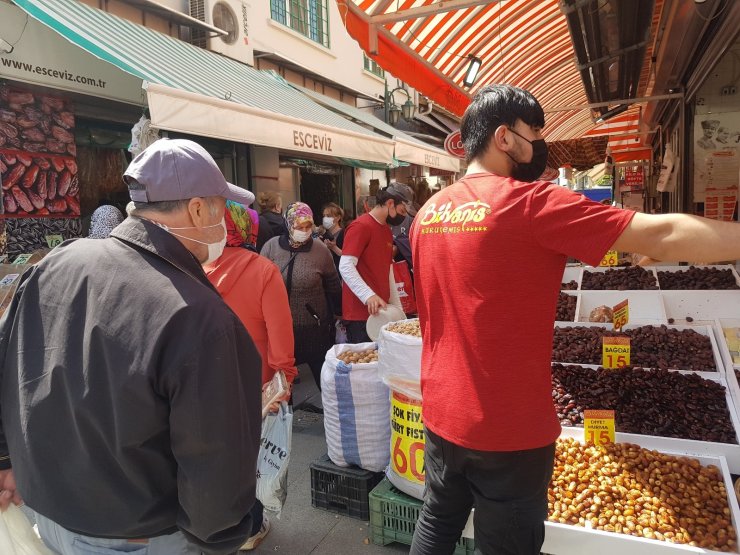 Kısıtlama öncesi vatandaşlar kuruyemişçiye koştu