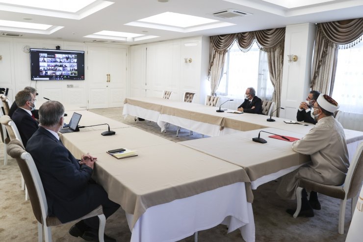 Diyanet İşleri Başkanı Erbaş, müftü ve müftü yardımcılarıyla çevrim içi toplantı yaptı