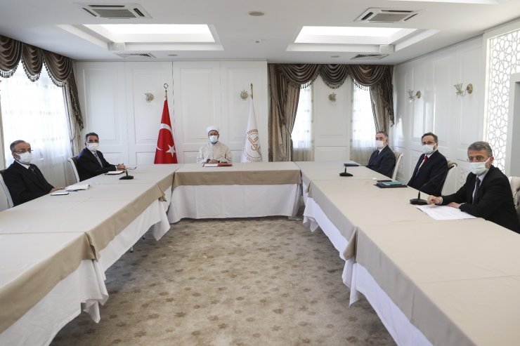 Diyanet İşleri Başkanı Erbaş, müftü ve müftü yardımcılarıyla çevrim içi toplantı yaptı