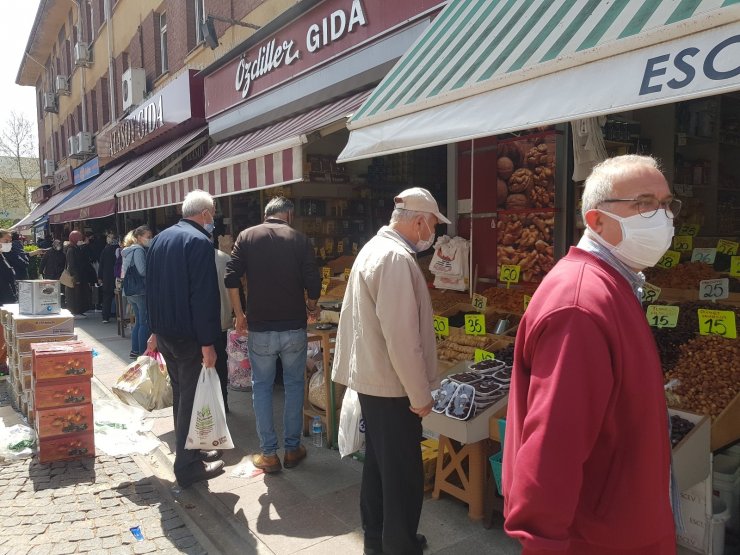 Kısıtlama öncesi vatandaşlar kuruyemişçiye koştu