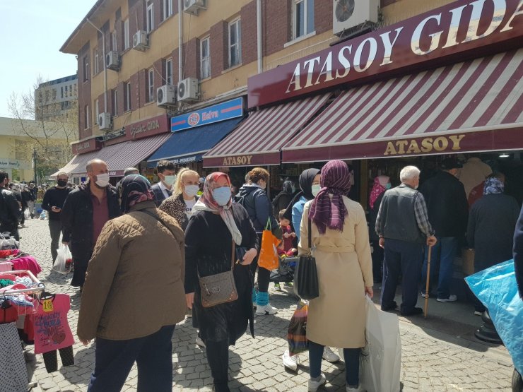 Kısıtlama öncesi vatandaşlar kuruyemişçiye koştu