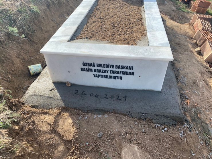 Özbağ Belde Belediye Başkanı Arazay, merhum mahalli sanatçı Ekrem Gündoğdu’nun mezarını yaptırdı