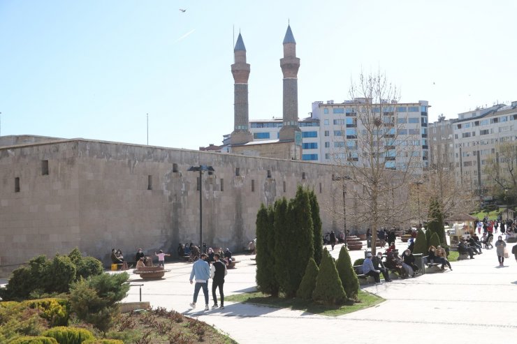 Tam kapanma öncesi sokaklar ana baba gününe döndü