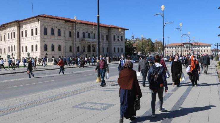 Tam kapanma öncesi sokaklar ana baba gününe döndü