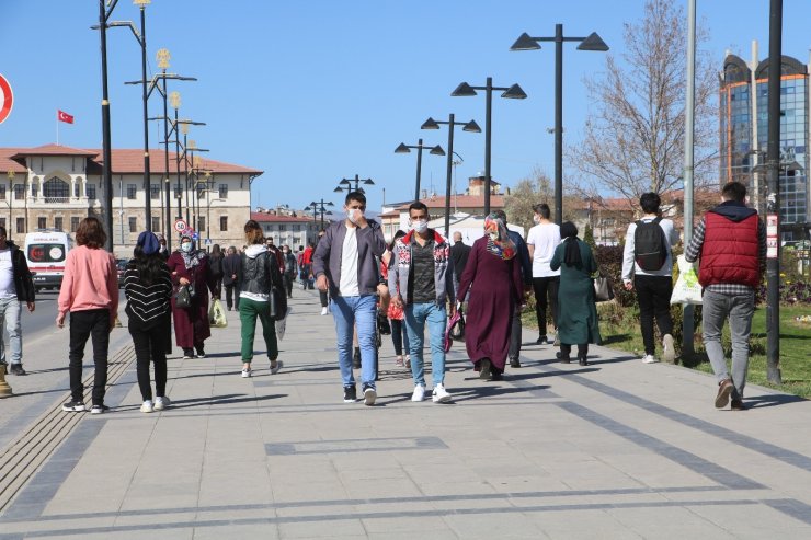 Tam kapanma öncesi sokaklar ana baba gününe döndü