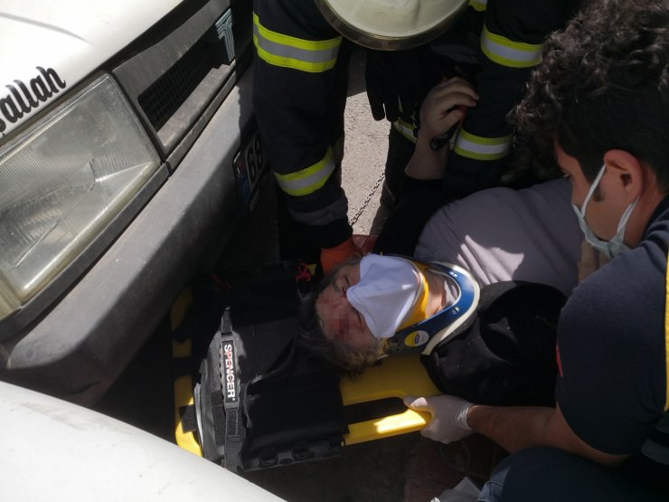 Covid-19 testi pozitif çıkan yaşlı kadına ambulanstan inerken otomobil çarptı