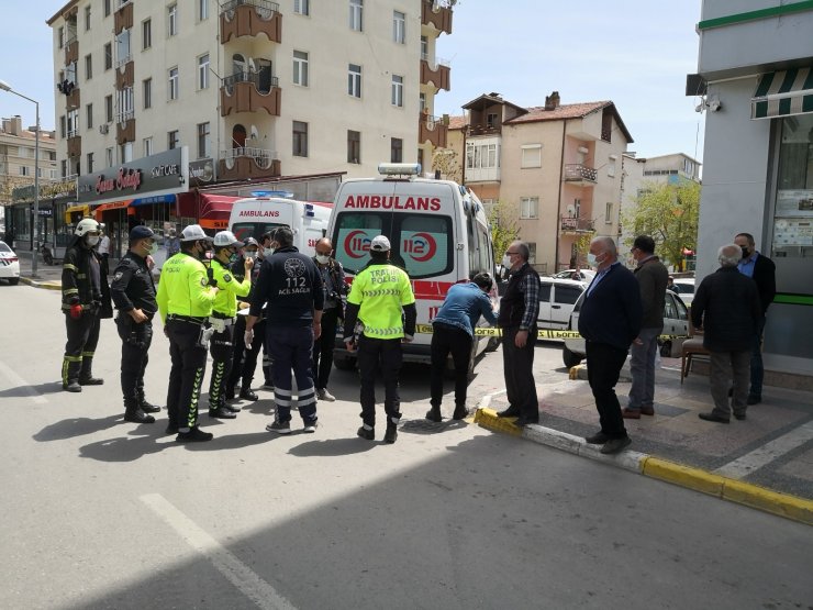 Covid-19 testi pozitif çıkan yaşlı kadına ambulanstan inerken otomobil çarptı