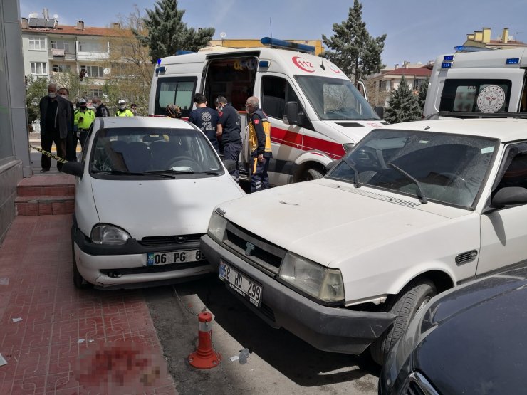 Covid-19 testi pozitif çıkan yaşlı kadına ambulanstan inerken otomobil çarptı