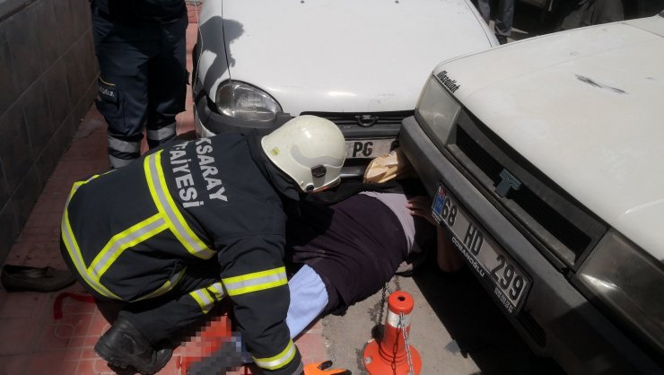 Covid-19 testi pozitif çıkan yaşlı kadına ambulanstan inerken otomobil çarptı