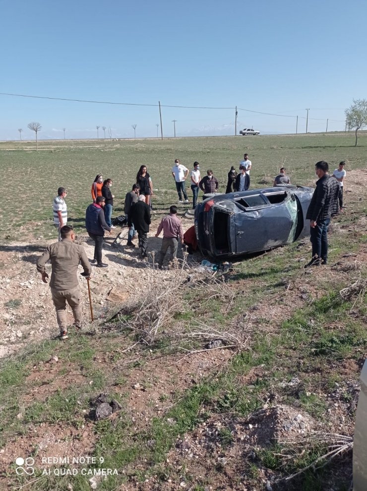 Otomobil şarampole devrildi: 1 ölü, 2 yaralı