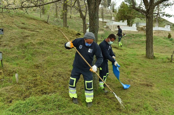 Büyükşehir’den ilçe mezarlıklarına bakım