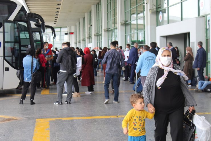 Otogarda kısıtlama öncesi büyük yoğunluk