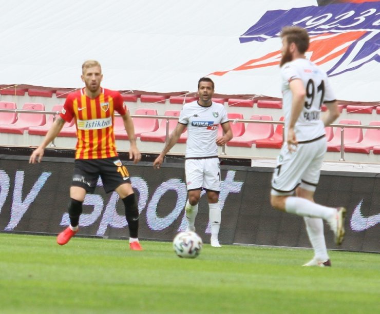 Süper Lig: Hes Kablo Kayserispor: 3 - YbDenizlispor: 1 (İlk yarı)