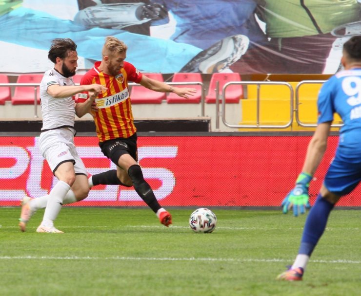 Süper Lig: Hes Kablo Kayserispor: 3 - YbDenizlispor: 1 (İlk yarı)