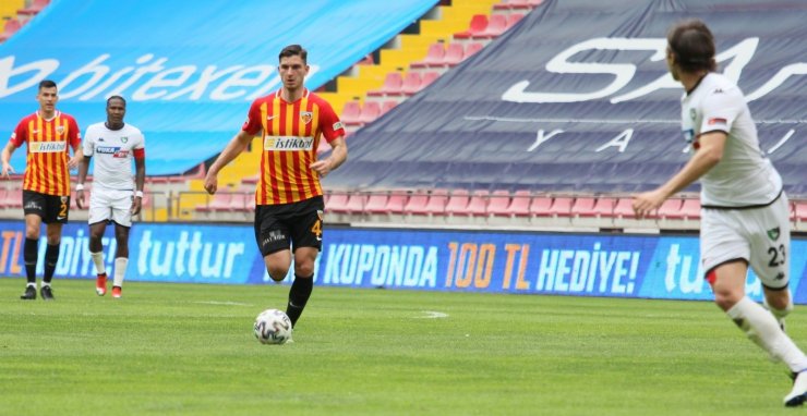 Süper Lig: Hes Kablo Kayserispor: 3 - YbDenizlispor: 1 (İlk yarı)