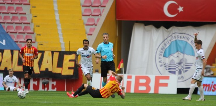 Süper Lig: Hes Kablo Kayserispor: 3 - YbDenizlispor: 1 (İlk yarı)