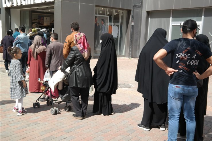 Evde geçecek bayram için mağazaları doldurdular