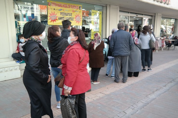 Evde geçecek bayram için mağazaları doldurdular