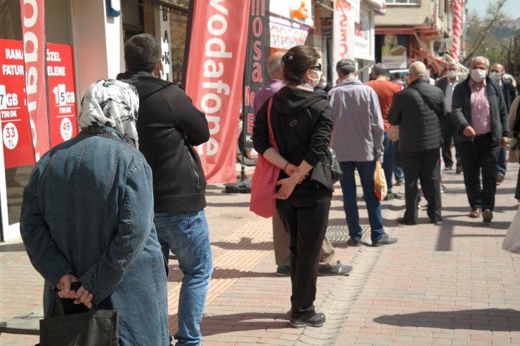 Evde geçecek bayram için mağazaları doldurdular