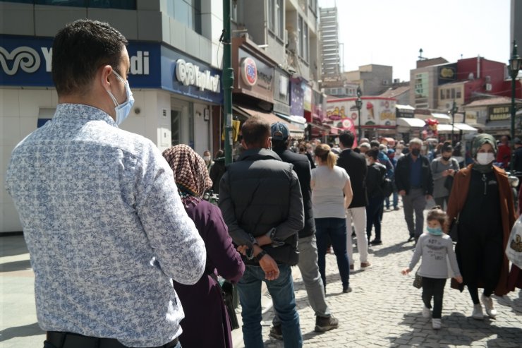 Evde geçecek bayram için mağazaları doldurdular