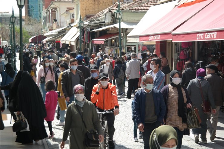 Evde geçecek bayram için mağazaları doldurdular