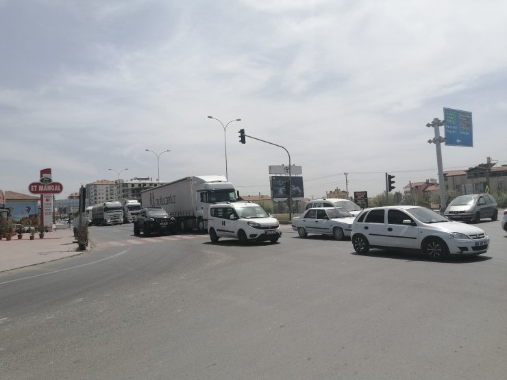 Aksaray’da karayollarında tam kapanma öncesi trafik yoğunluğu