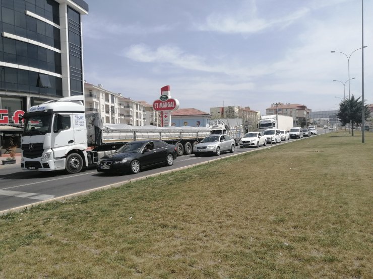 Aksaray’da karayollarında tam kapanma öncesi trafik yoğunluğu