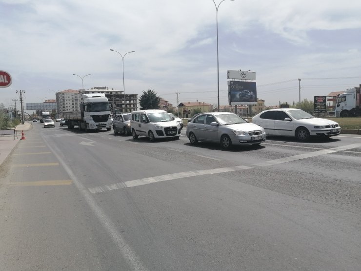 Aksaray’da karayollarında tam kapanma öncesi trafik yoğunluğu