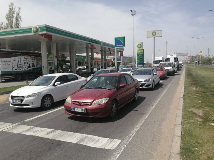 Aksaray’da karayollarında tam kapanma öncesi trafik yoğunluğu