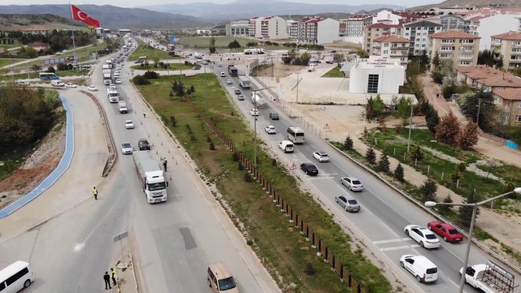 43 ilin geçiş güzergahında ’tam kapanma’ yoğunluğu: Araç trafiği havadan görüntülendi