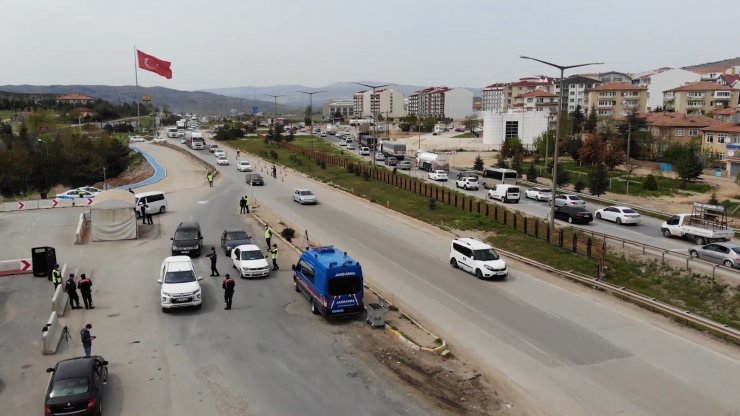 43 ilin geçiş güzergahında ’tam kapanma’ yoğunluğu: Araç trafiği havadan görüntülendi