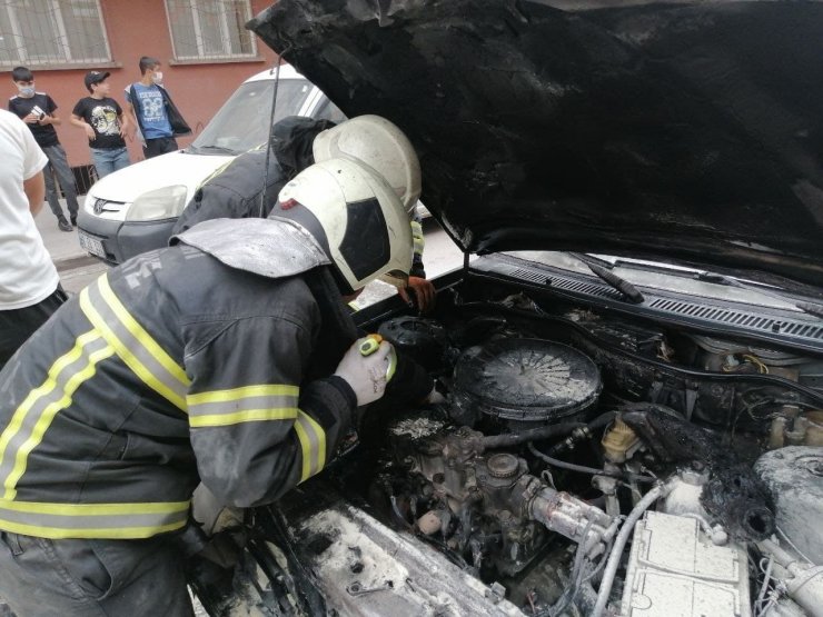 Seyir halindeki aracın motor kısmında yangın çıktı